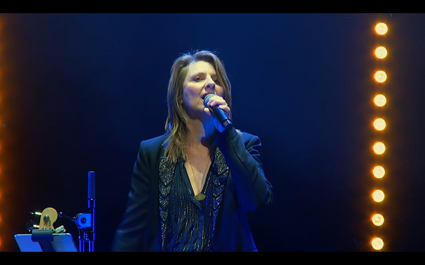 SONIA CHANTE SUR SCENE